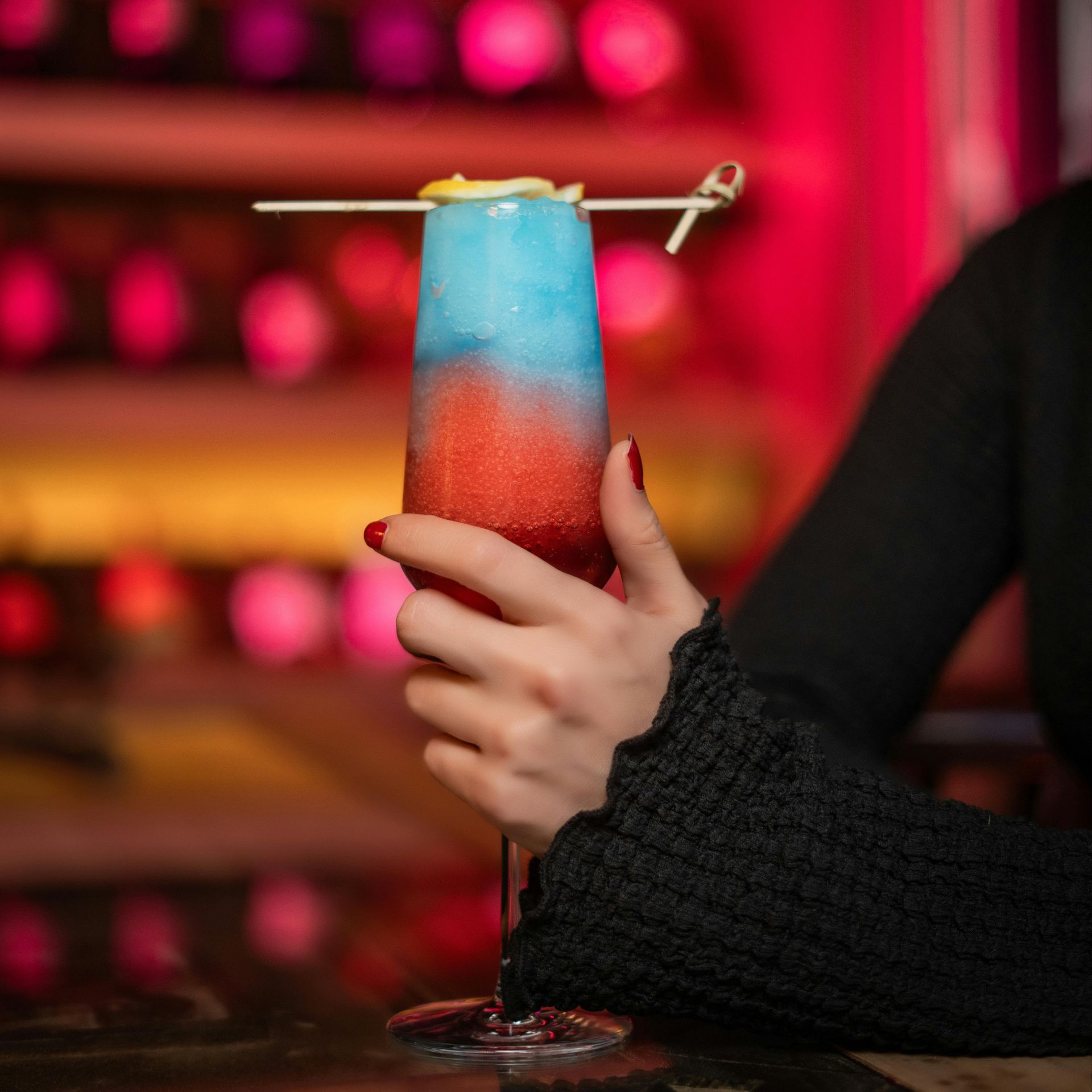 Juego de seducción con un gigoló en la barra