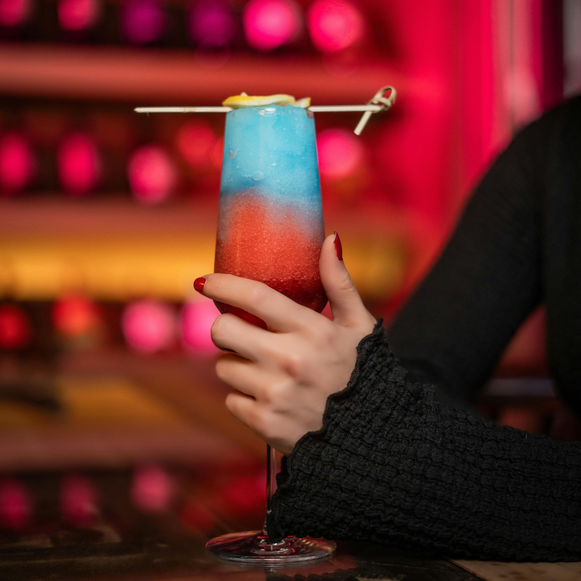 Verleidingsspel met een gigolo aan de bar