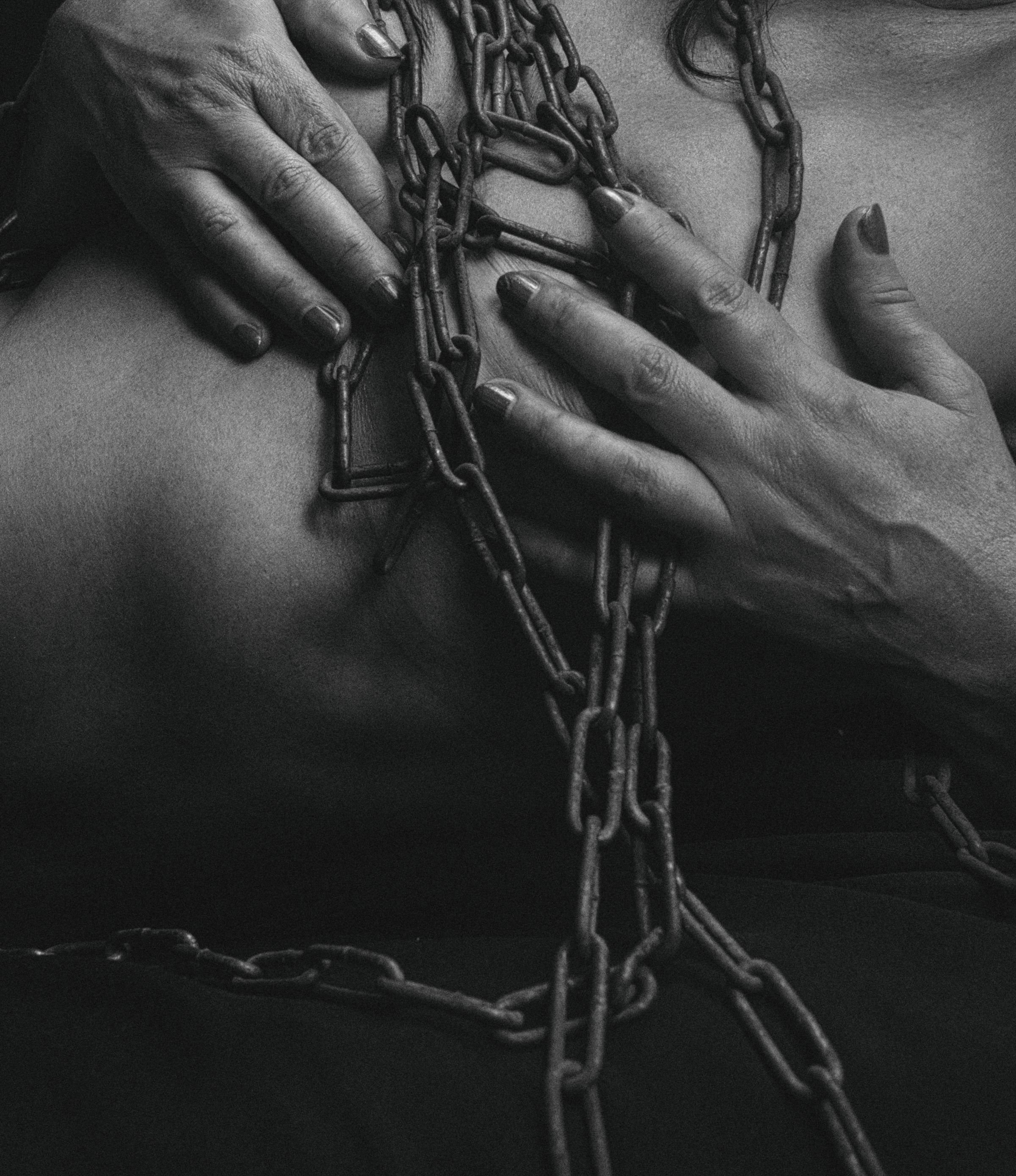 Metalen boeien en kettingen in bondage