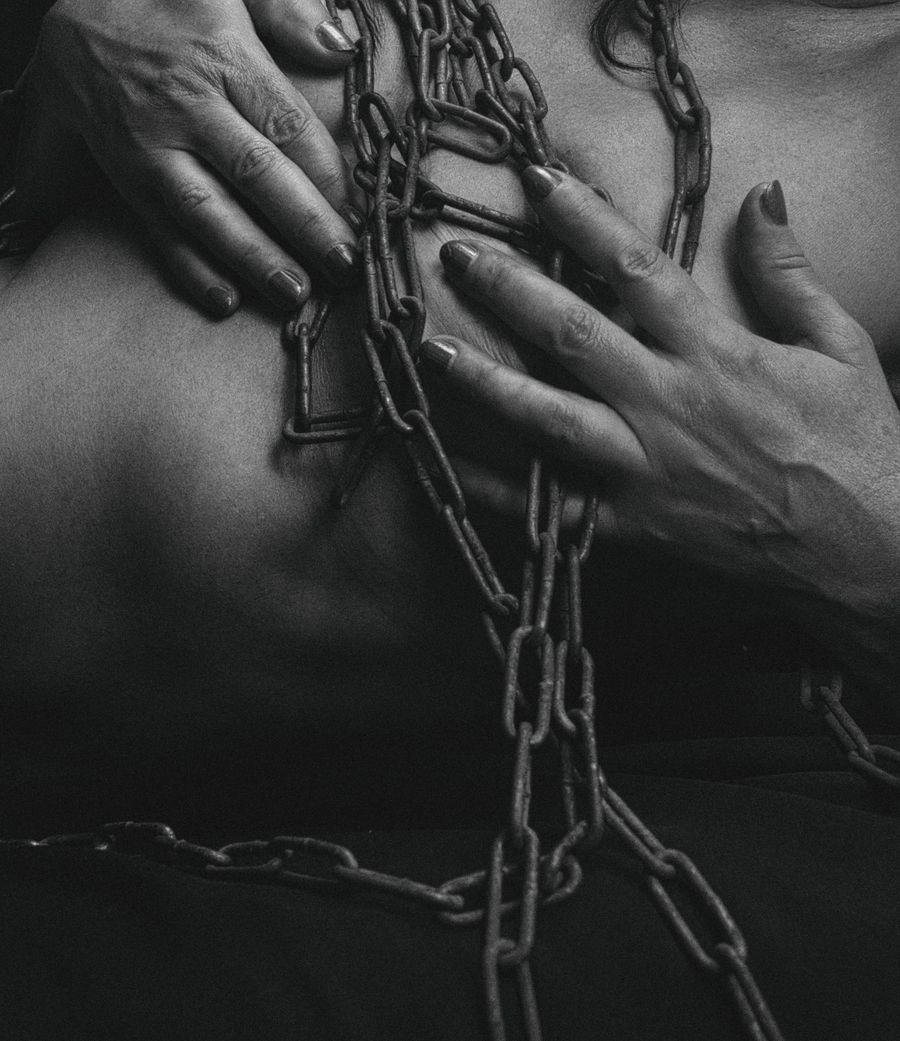 Esposas de metal y cadenas en bondage