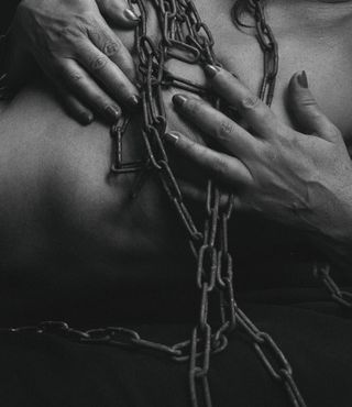 Esposas de metal y cadenas en bondage