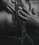 Esposas de metal y cadenas en bondage