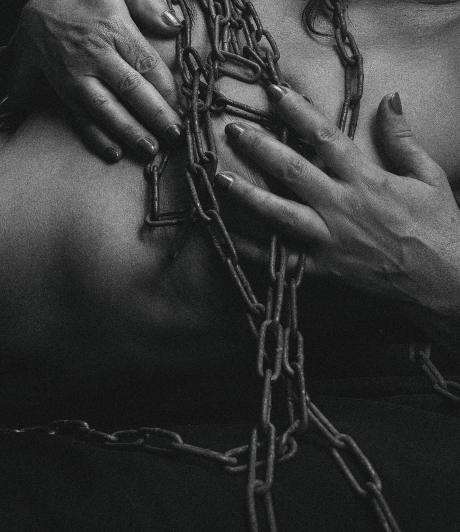 Metalen boeien en kettingen in bondage Metalen boeien en kettingen in bondage