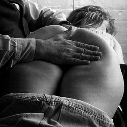 Wat spanking is, pijn en genot