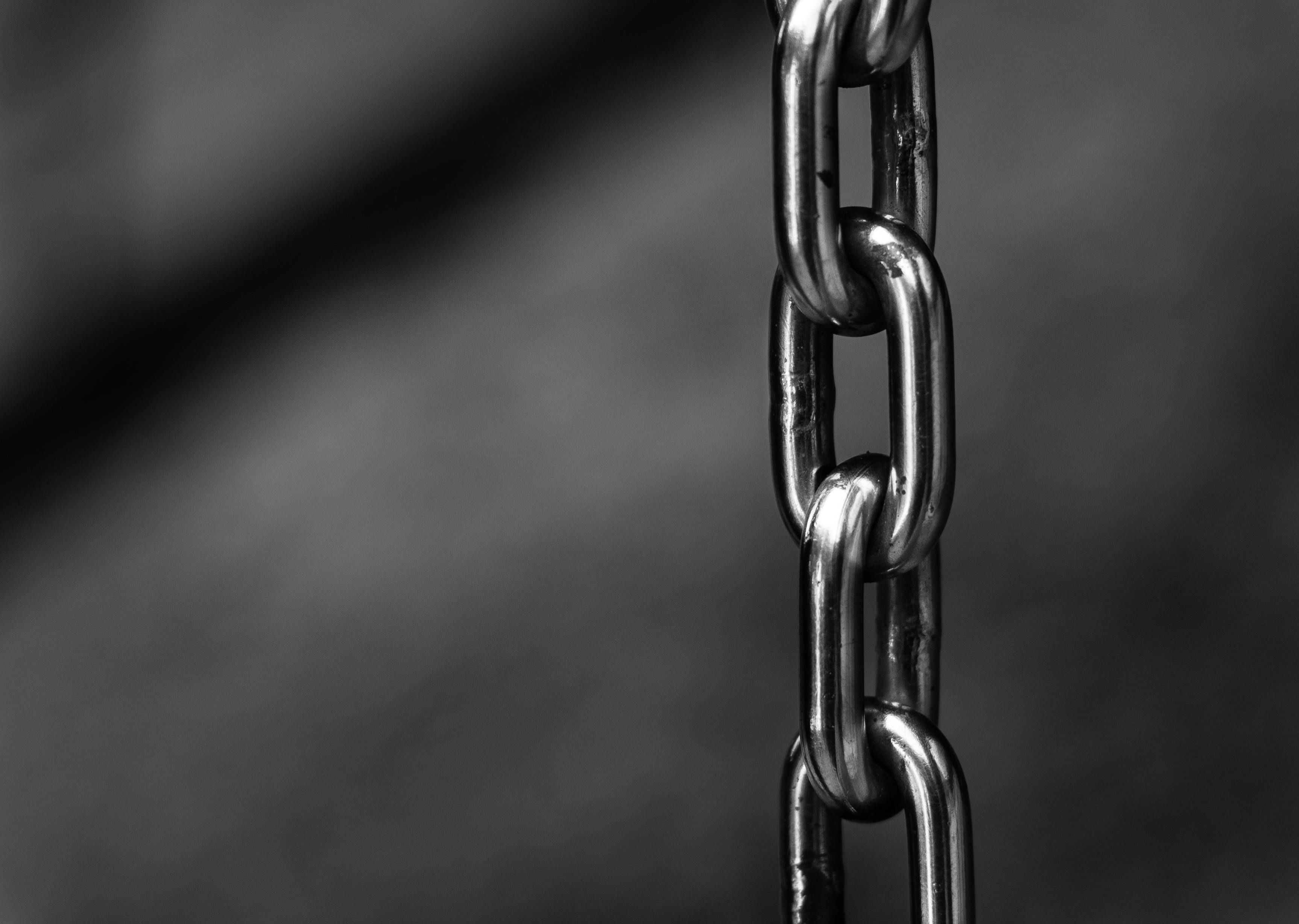 De sensaties van een metalen zweep in bdsm