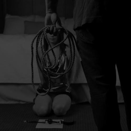 Shibari bondage tijdens een bdsm sessie met gigolo