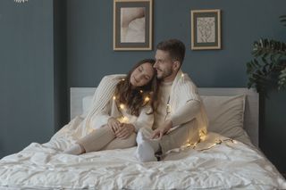 DDlg aftercare bajo una manta tras la escena