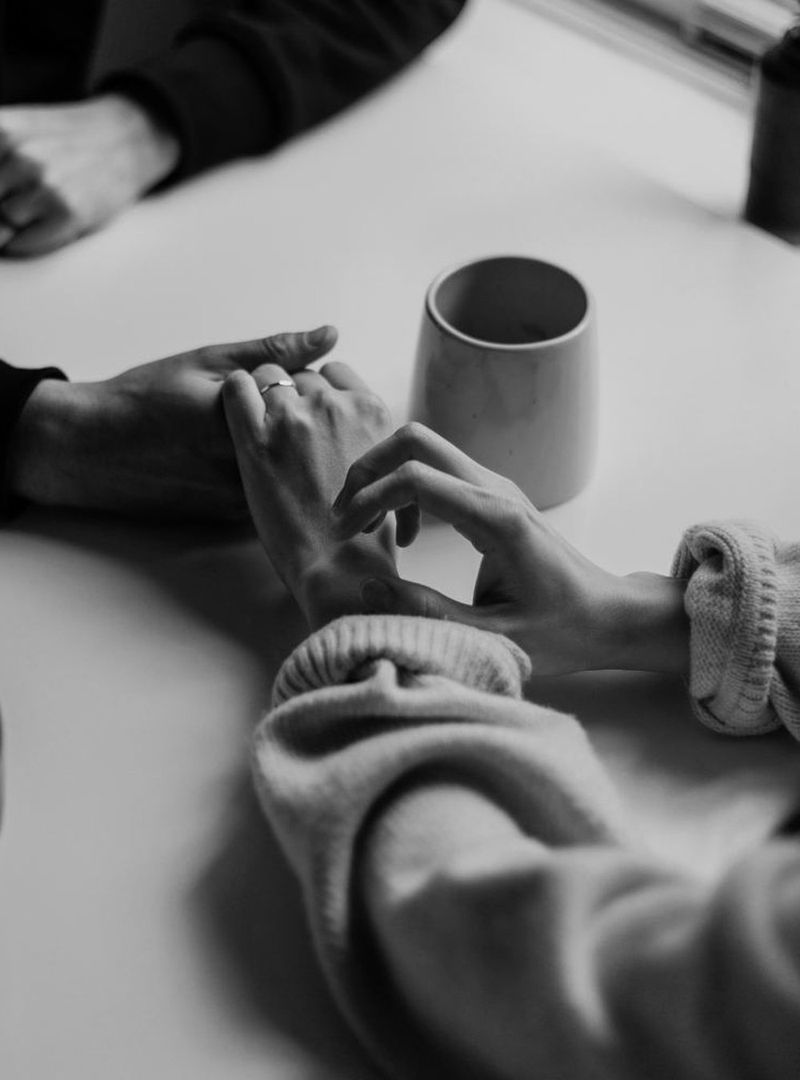 Gigolo con el consentimiento de tu pareja, de la mano con calma Gigolo con el consentimiento de tu pareja, de la mano con calma