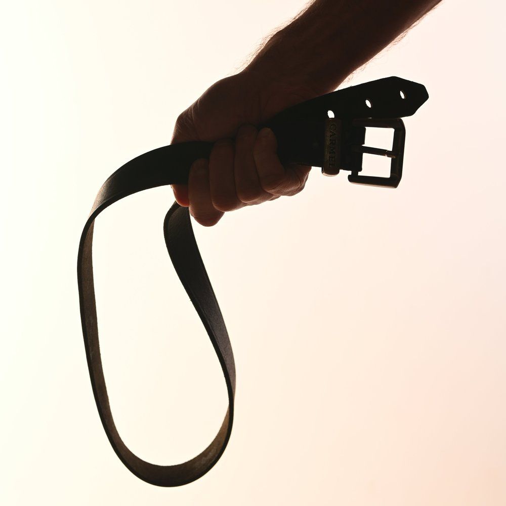BDSM gigolo Victor met een leren riem