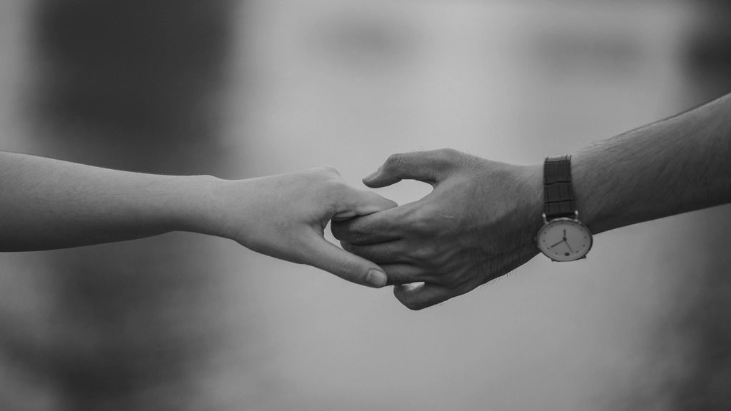 امرأتان ورجل ثالث ينضم إليكما بهدوء