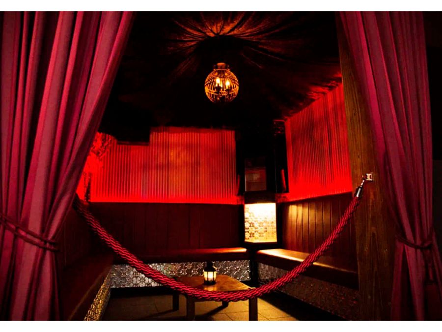 Visitar un club de parejas como mujer con un gigolo