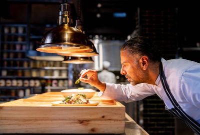 Qué puedes esperar de una cena con acompañante