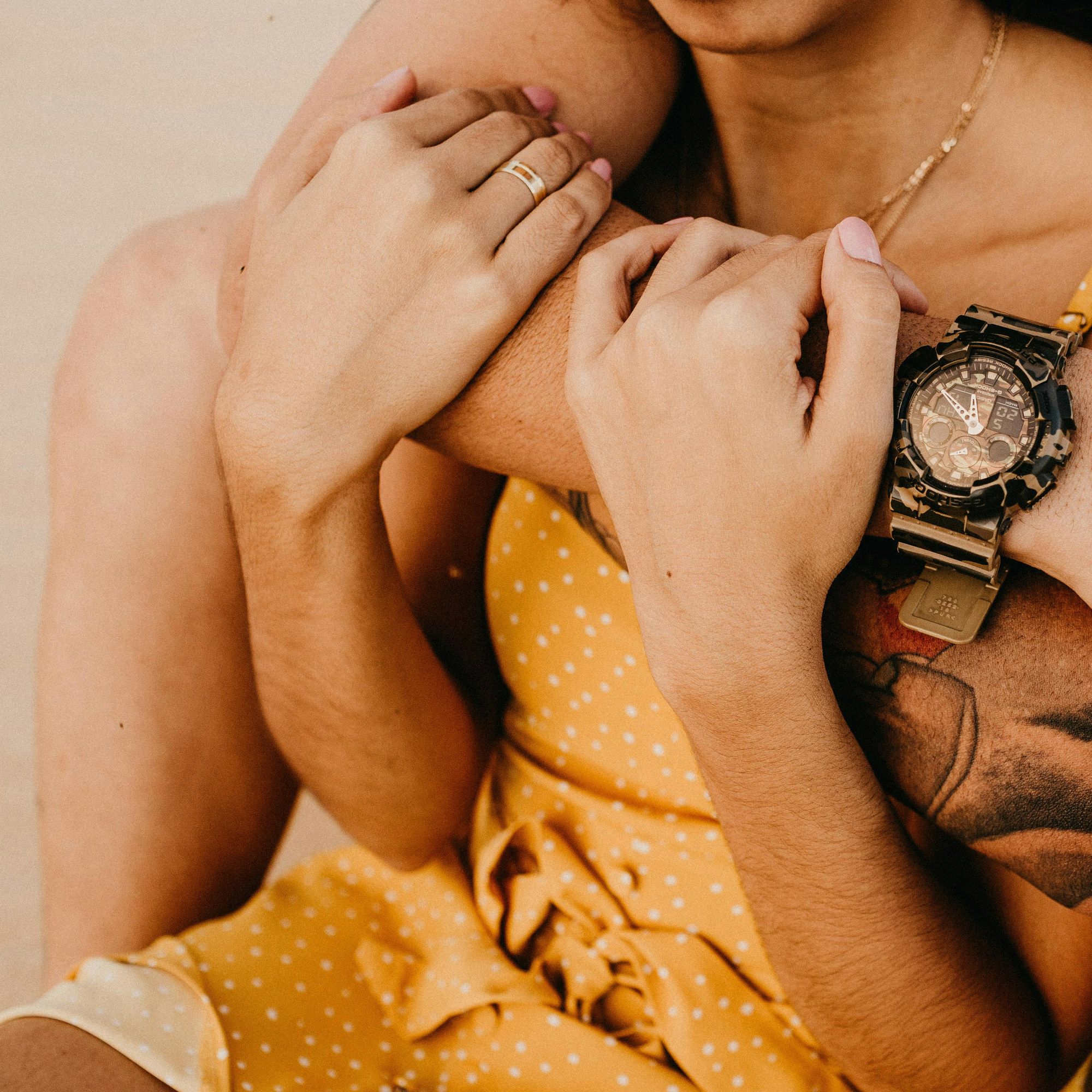 Koppel dat cuckolding met een gigolo verkent