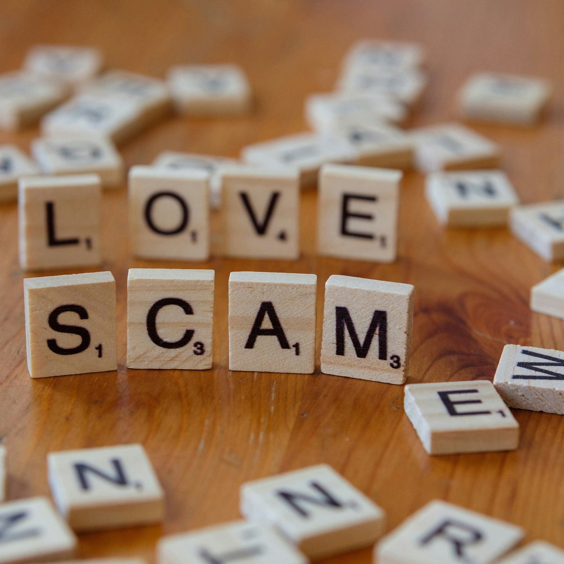 Un gigolo sin agenda oculta ni lovescam