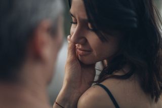 Relación sin sexo y el anhelo de volver a sentir una caricia