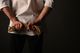 Gigolo BDSM con experiencia sosteniendo cuerda de bondage