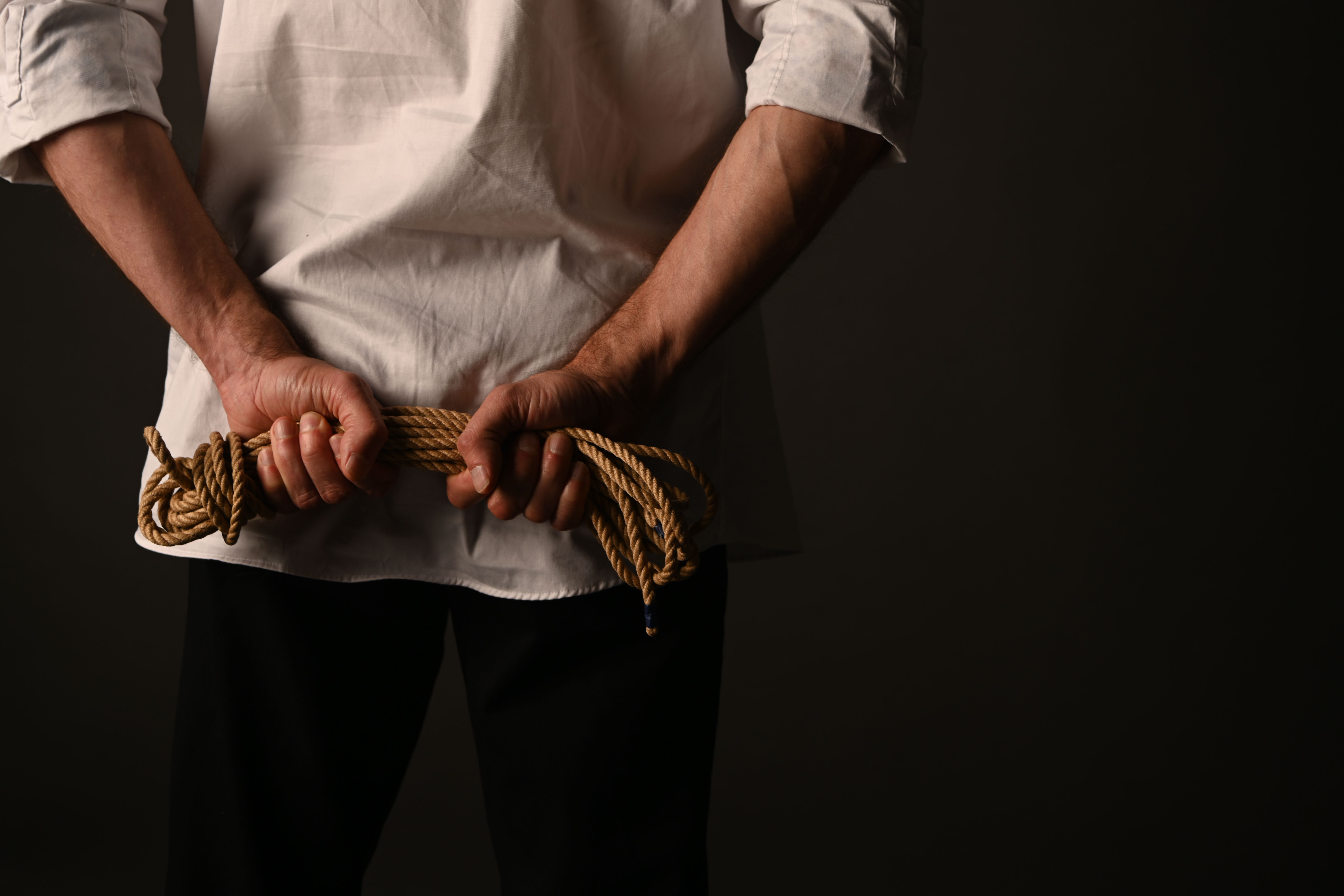Ervaren BDSM gigolo met bondagetouw